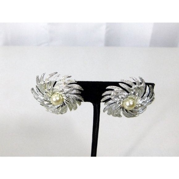 Vintage Sarah Coventry Pinwheel Silver Tone Faux Pearl Center Clip on Earrings - Picture 6 of 8